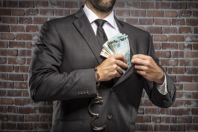 Político esconde dinheiro no bolso