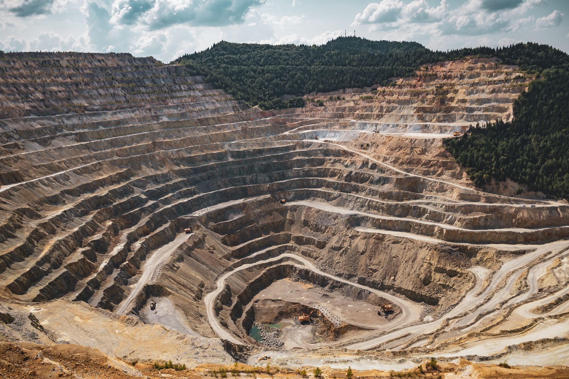 Aura Minerals surpreende na produção de ouro e Safra eleva projeção de Ebitda