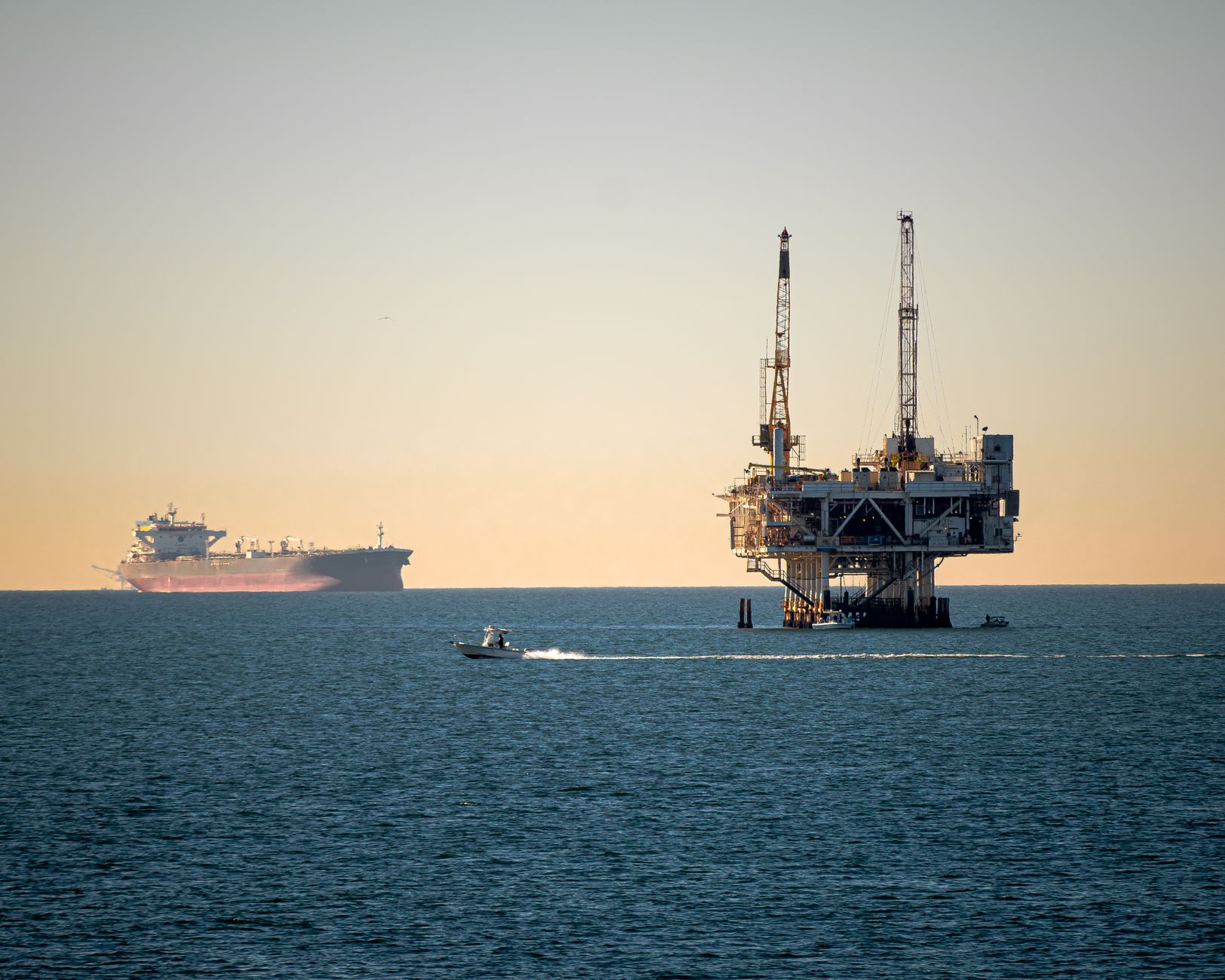Quem paga a conta da guerra? O petróleo dos EUA começa, devagar, a reagir